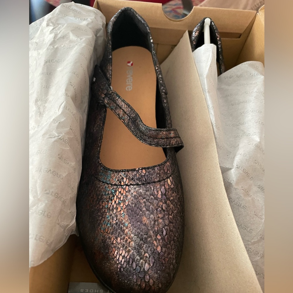 NIB REVERE BONN BLACK METALLIC PYTHON MARY JANE W/ A KICK * BRAND NEW * Sz 11M